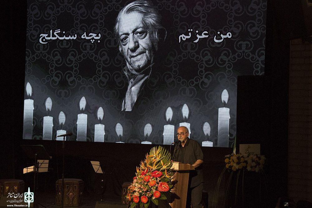 شامگاه ۴ مهر با حضور هنرمندان؛
عزتالله انتظامی برای آخرین بار در تماشاخانه سنگلج روی صحنه رفت