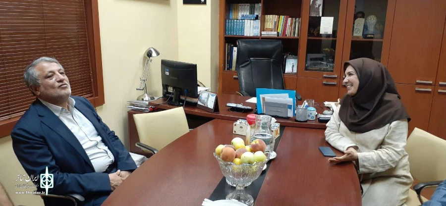 حضور محسن هاشمی در تماشاخانه سنگلج و تماشای نماش چشم به راه میرغضب 2