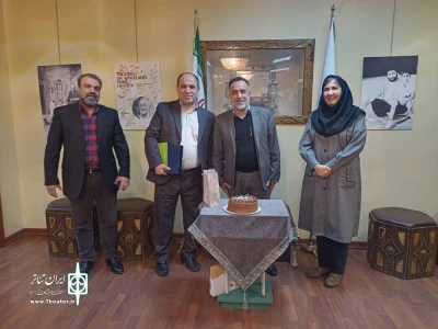 با حضور مدیر کل هنرهای نمایشی و مدیر تماشاخانه سنگلج

تجلیل از سالها فعالیت حسن کریمخان و بازنشستگی از خدمت دولتی برگزار شد