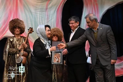 در تماشاخانه سنگلج اتفاق افتاد؛

تقدیر جشنواره تئاتر فجر از گروه نمایشی ازبکستان