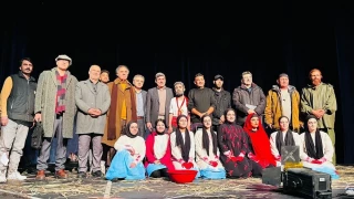 در جشنواره تئاتر فجر؛

«سید ضیاء هاشمی» به تماشای تئاتر نشست/«ناخدا لیدی» اثری برای کم توان ها